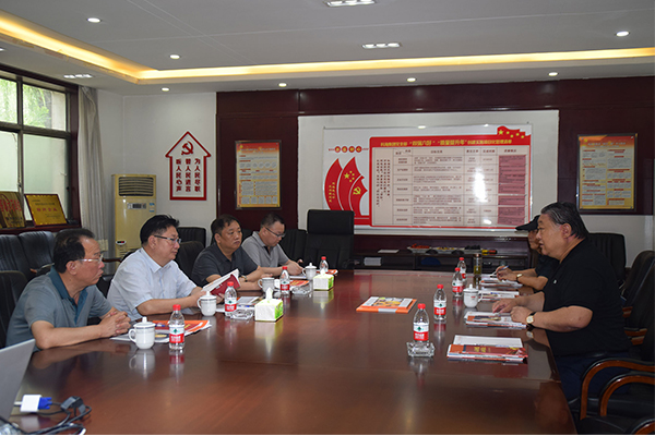 臨汾市市場監(jiān)督管理局局長、非公企業(yè)黨委書記張東紅<br>在科海集團調(diào)研非公黨建工作